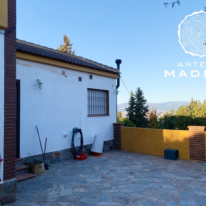 Porche de madera con acabados de alta calidad para durabilidad prolongada.